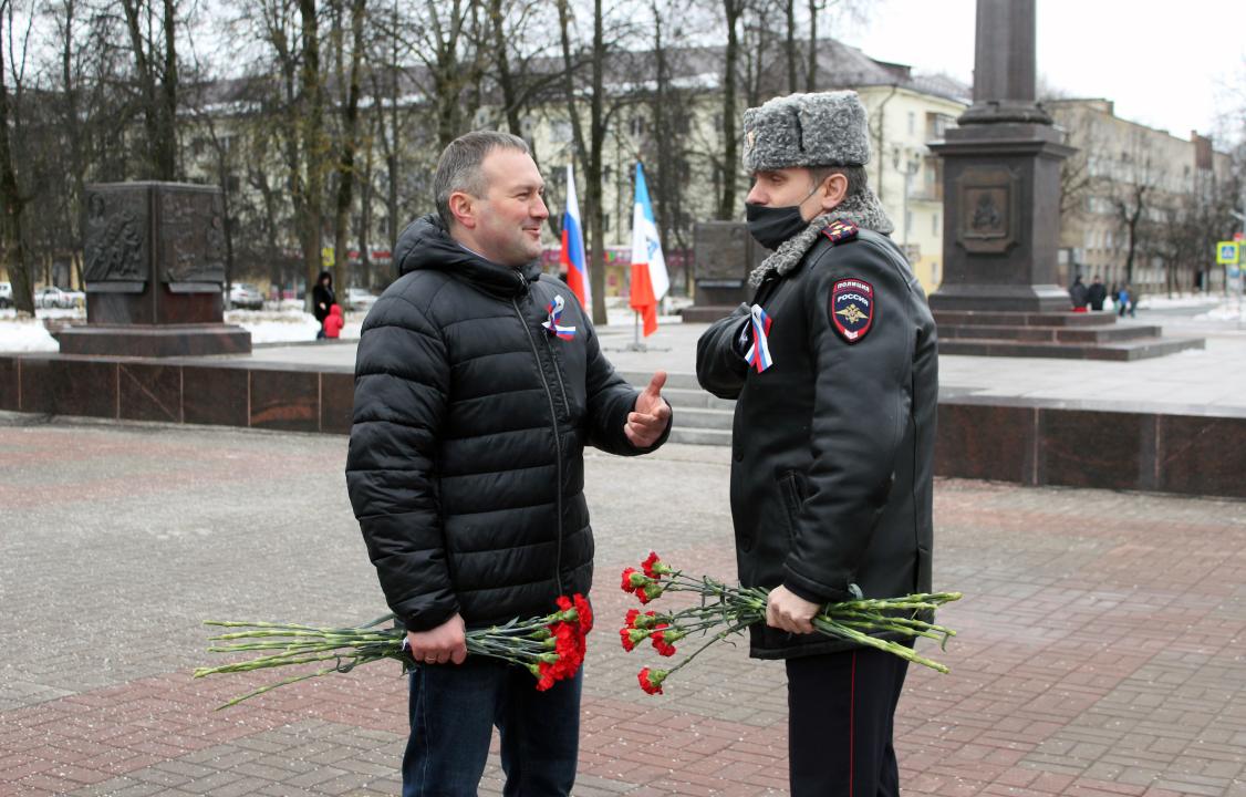 В День защитника Отечества к стеле «Город воинской славы» возложили цветы