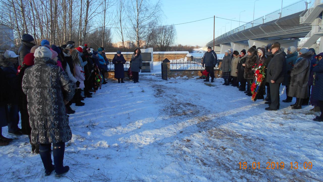 На воинских захоронениях прошли митинги и возложения цветов