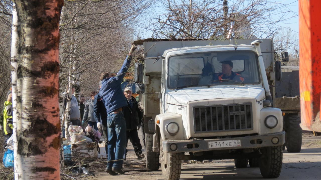 Сотрудники ТК «Новгородская» приняли участие в городском субботнике