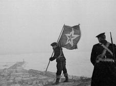 Апрель 1944 г. Крым. Советские морские пехотинцы устанавливают корабельный гюйс на самой высокой точке Керчи — горе Митридат. Хроника Великой Отечественной войны 1941-1945 гг. Фото © http://fototelegraf.ru/225336-osvobozhdenie-kryma-v-1944-godu.html