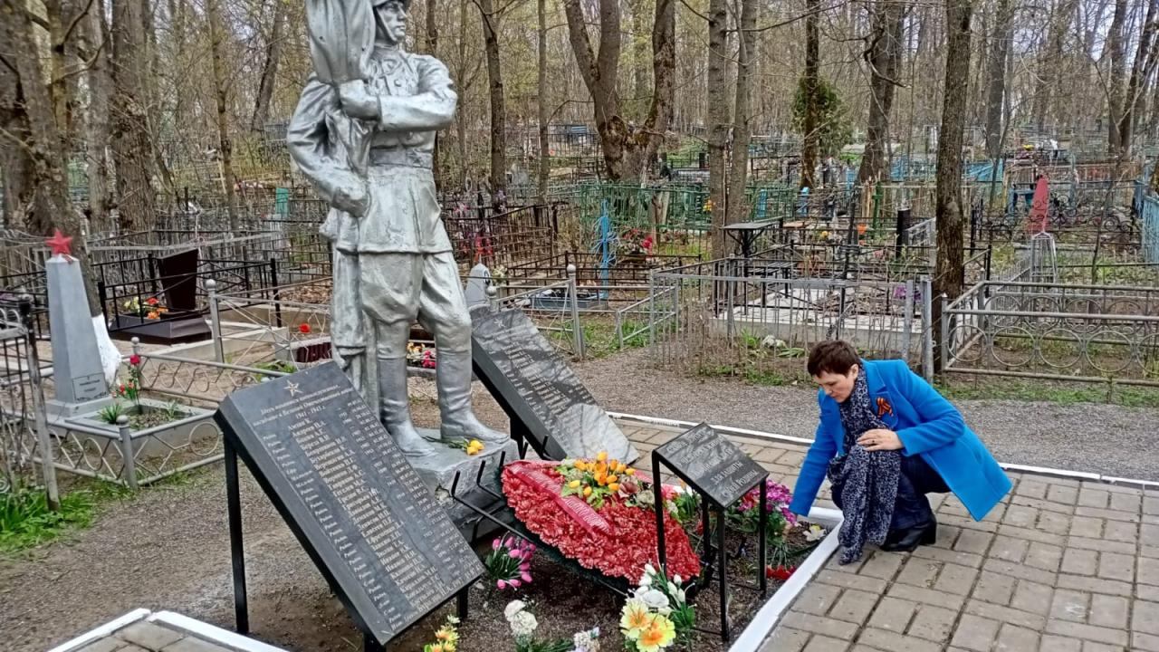 Накануне Дня Победы новгородцы возлагают венки и цветы к мемориалам в честь  защитников Отечества