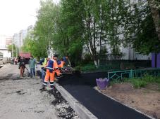 15 мая 2019 г. Великий Новгород, ул. Кочетова, д.4. Капитальный ремонт дворовой территории. Асфальтирование. Фото управления по работе со СМИ