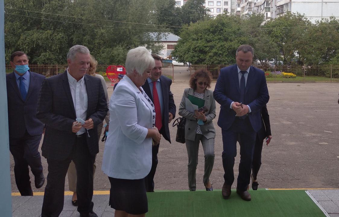 Мэр Великого Новгорода принимает участие в комиссии по приемке школ к  новому учебному году