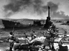 Май 1944 г. Советские солдаты салютуют в честь освобождения Севастополя. Хроника Великой Отечественной войны 1941-1945 гг. Фото © http://fototelegraf.ru/225336-osvobozhdenie-kryma-v-1944-godu.html