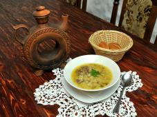 Густой пшенный суп с растомленной говядиной, большим количеством сливочного масла, шкварками и луком в кафе «Суп». Фото © https://vk.com/gourmet_vn