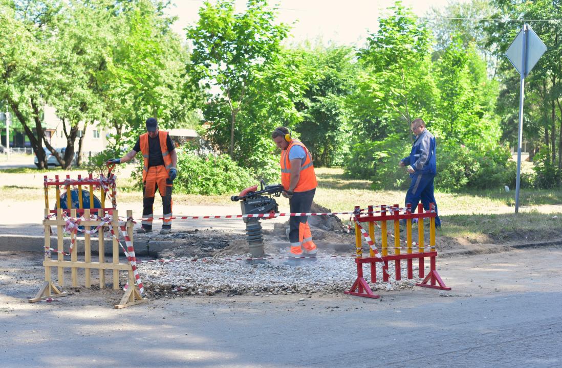 На улице Хутынской ремонтируют ливневые колодцы