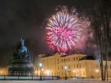 23 февраля 2017 г. Великий Новгород. Праздничный салют в честь Дня защитника Отечества. Фото Александра Кочевника, из архива отдела - пресс-центра администрации Великого Новгорода