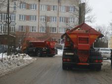 27.01.2016. Уборка и вывоз снега на Торговой стороне в Великом Новгороде. Фото Игоря Белова