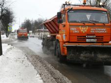 27.01.2016. Уборка и вывоз снега на Торговой стороне в Великом Новгороде. Фото Игоря Белова