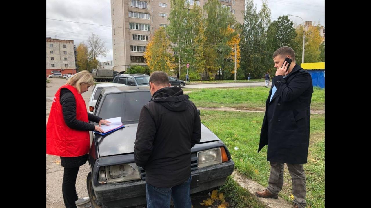 Еще два брошенных автомобиля эвакуированы с улиц города