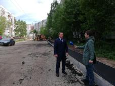 15 мая 2019 г. Великий Новгород, ул. Кочетова, д.4. Капитальный ремонт дворовой территории. Асфальтирование. Фото управления по работе со СМИ