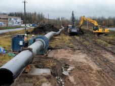 27.10.2022 Великий Новгород. МУП «Новгородский водоканал» проводит капитальный ремонт участка водовода диаметром 900 мм протяженностью 1008 м от ЛВС по Юрьевскому шоссе до Орловской ул. Фото из архива управления по работе со СМИ