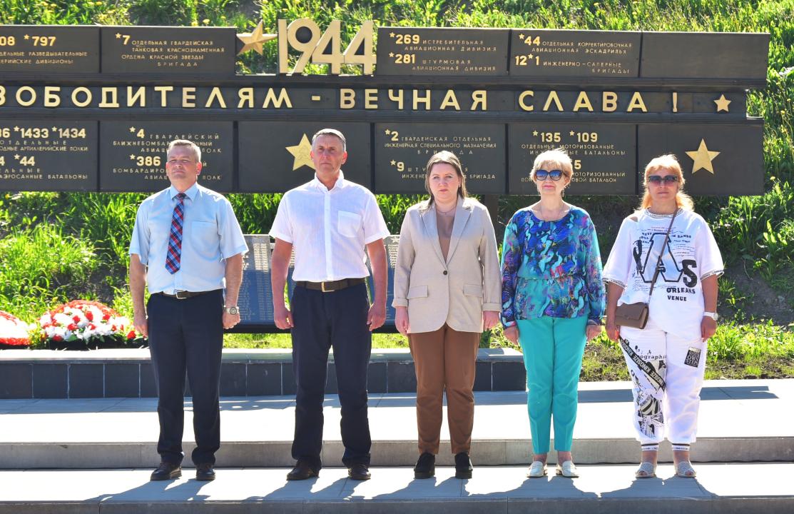 Юным новгородцам вручили свидетельства участников «Вахты Памяти» Поста № 1  у Монумента Победы